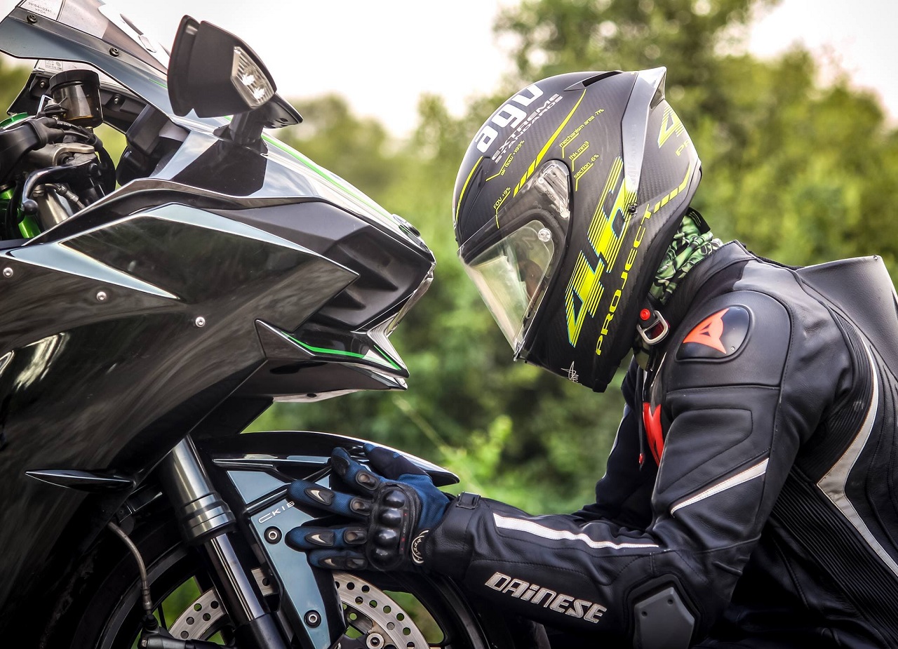 Jakie znaczenie dla bezpieczeństwa motocyklisty mają protektory w odzieży motocyklowej?