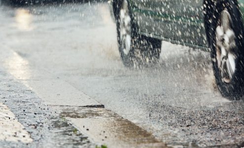 Opony na deszcz – jakie parametry wpływają na bezpieczeństwo?