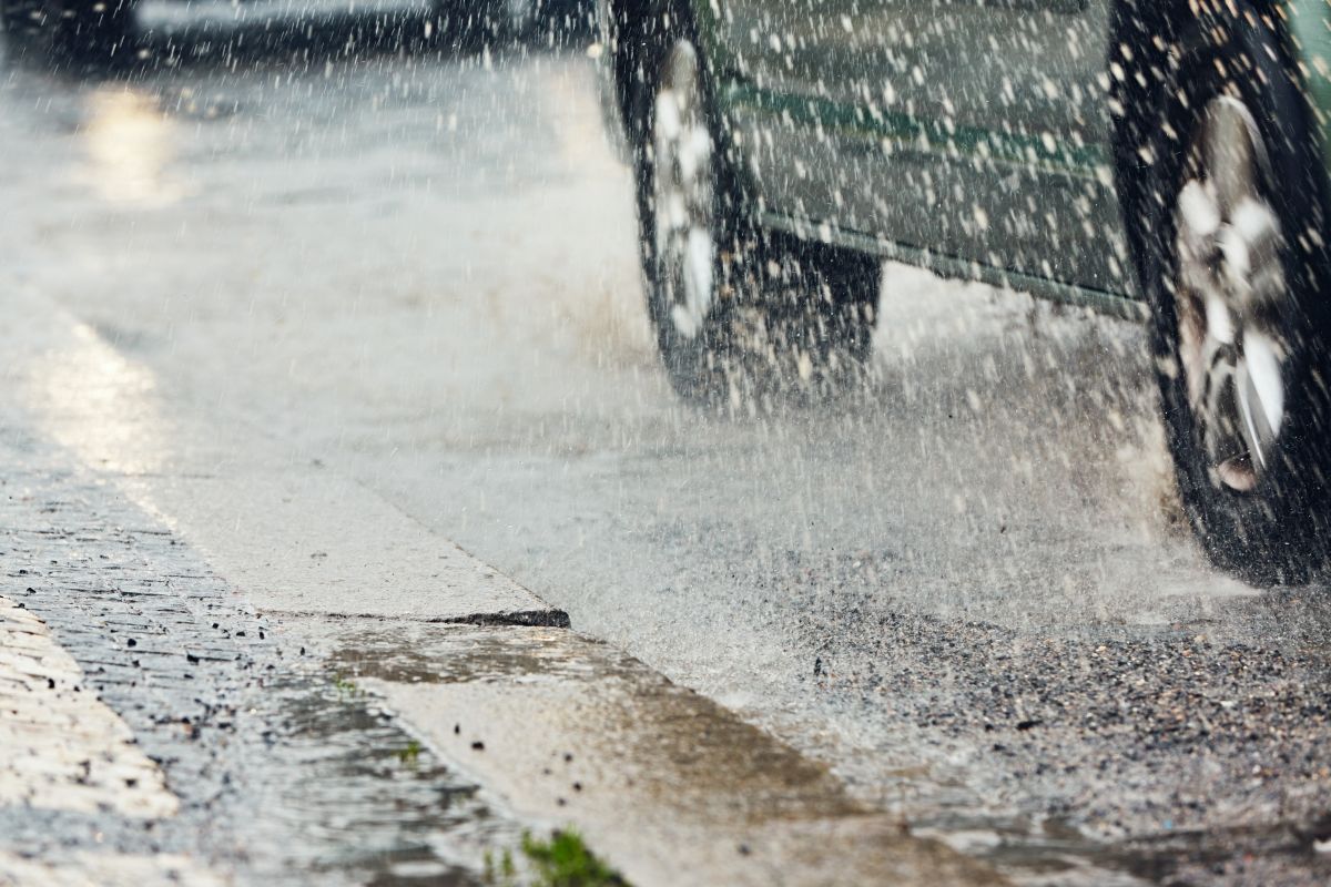 Opony na deszcz – jakie parametry wpływają na bezpieczeństwo?