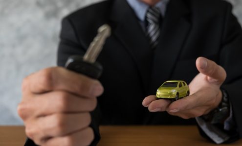 Czy warto korzystać z usług brokerów ubezpieczeniowych przy wyborze polisy na samochód?
